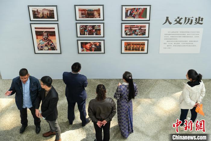 圖為觀眾觀看展覽。