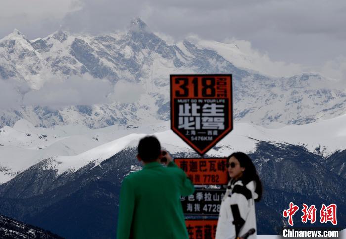 圖為5月14日，西藏林芝色季拉山觀景臺，游客遠眺南迦巴瓦峰?！　±盍?攝