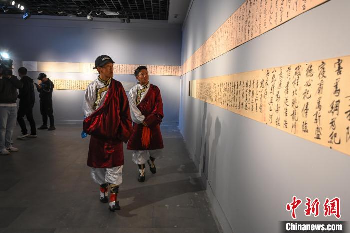 圖為學生參觀黃庭堅書法文獻展?！≮w朗 攝