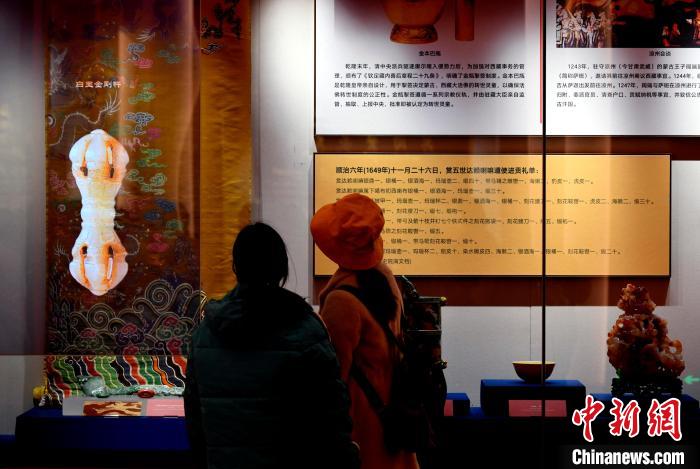 圖為5月18日，觀眾正在欣賞展覽?！±盍?攝