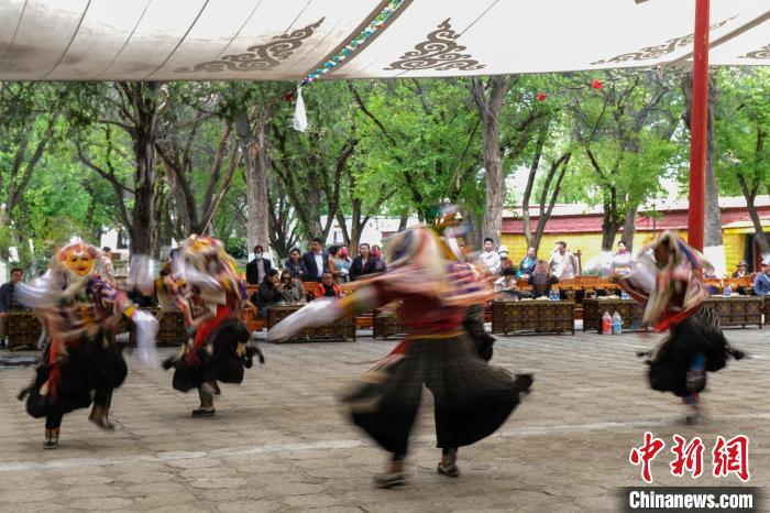 圖為活動(dòng)現(xiàn)場(chǎng)的藏戲表演?！〗w波 攝