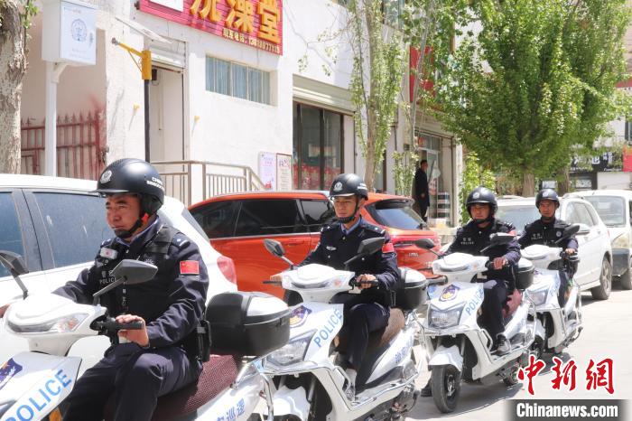 民警騎著電瓶車在轄區(qū)巡邏走訪。　黃創(chuàng)偉 攝