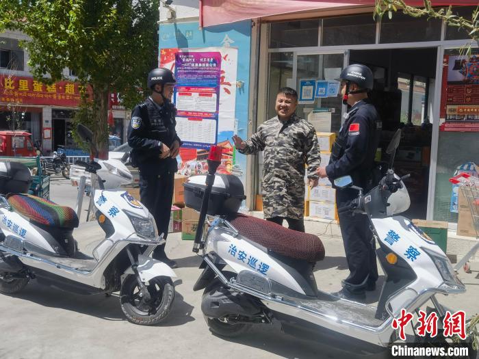 民警對轄區(qū)商鋪進(jìn)行走訪排查?！↑S創(chuàng)偉 攝