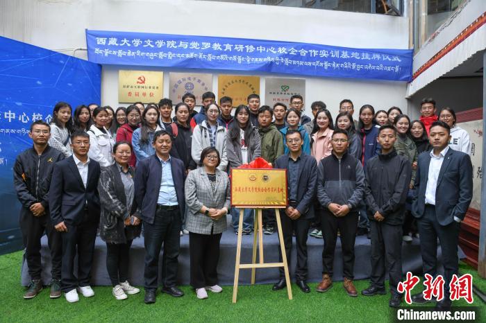 圖為揭牌儀式上合影?！∝暩聛硭?攝