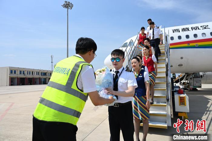 圖為機組順利抵達后獲贈祝賀?！≮w朗 攝