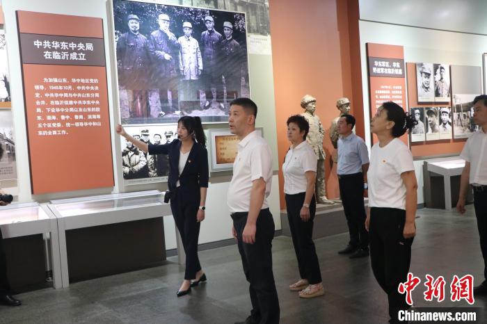 圖為西藏航空一行在臨沂市沂蒙革命紀念館開展主題教育活動。　姜博 攝