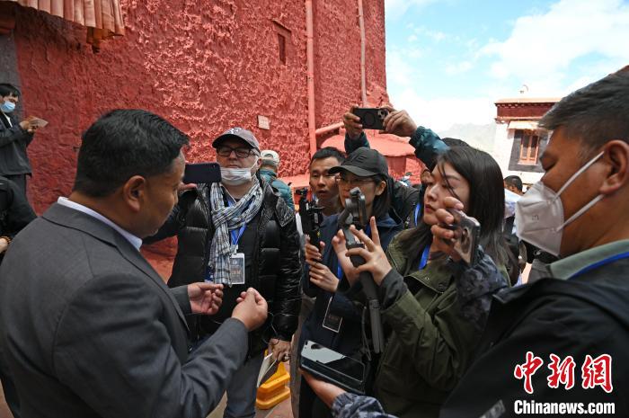 圖為中外媒體采訪布達拉宮管理處相關負責人?！≮w朗 攝