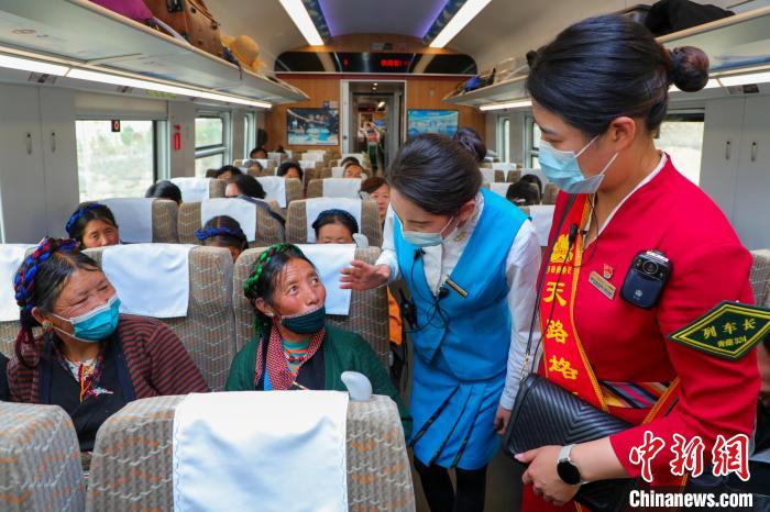 農(nóng)牧民乘坐高原復興號動車組出行。　周悅翔 攝