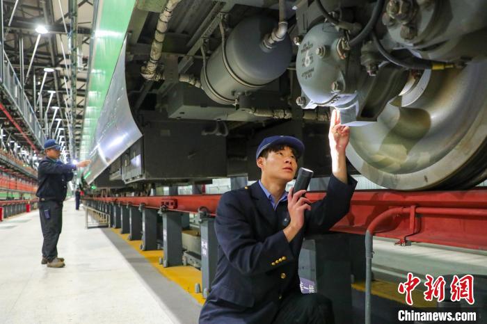 圖為工作人員檢查高原復興號?！≈軔傁?攝