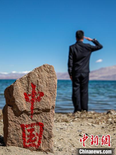 班公湖畔的“中國”標(biāo)記。　龍小鳳 攝