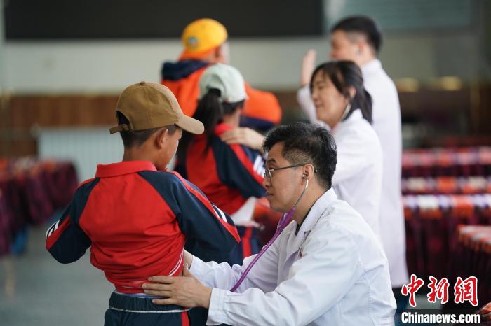 6月26日，西藏日喀則特校的孩子參加先心病篩查?！√K丹 攝