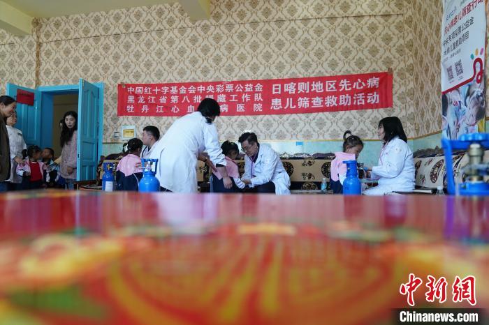 6月27日，西藏康馬縣雙語幼兒園的孩子參加先心病篩查?！√K丹 攝
