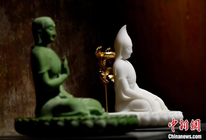 圖為展覽中圍繞西藏歷史與傳統(tǒng)創(chuàng)作的雕塑作品?！±盍?攝