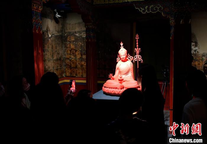 圖為觀眾正在欣賞展覽中的雕塑作品。　李林 攝
