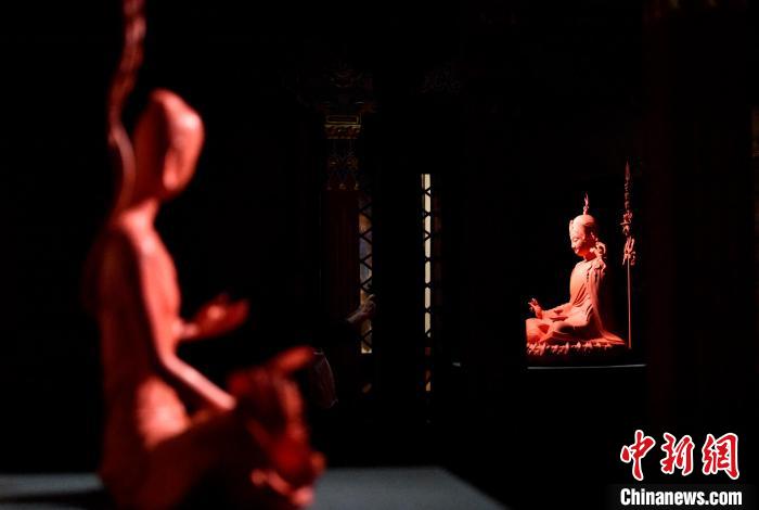 圖為展覽中圍繞西藏歷史與傳統(tǒng)創(chuàng)作的雕塑作品?！±盍?攝