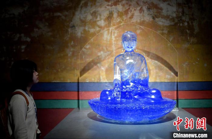 圖為觀眾正在欣賞展覽中的雕塑作品。　李林 攝
