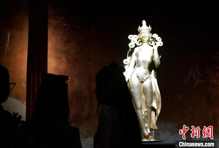 圖為觀眾正在欣賞展覽中的雕塑作品《八萬(wàn)四千年》?！±盍?攝