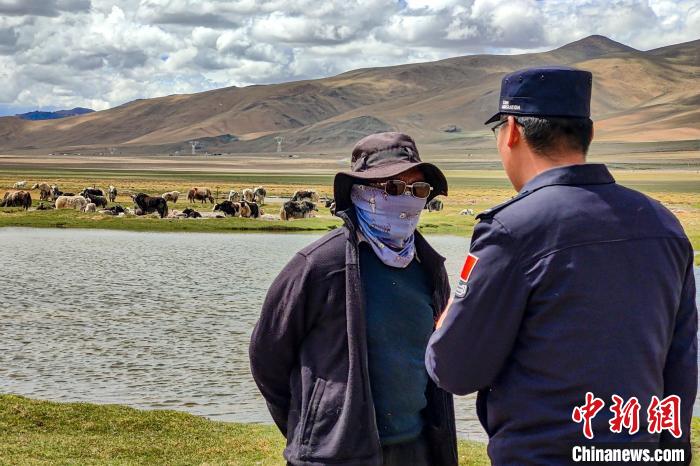 資料圖為民警何宗源在公珠湖了解牧民情況。　龍小鳳 攝