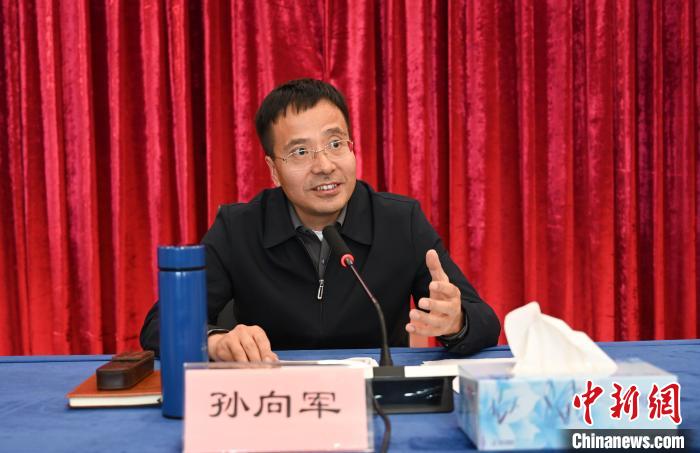 圖為西藏自治區(qū)黨委宣傳部副部長、自治區(qū)社科院黨組書記孫向軍主持活動?！≮w朗 攝