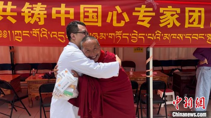 西藏自治區(qū)昌都市左貢縣田妥鎮(zhèn)義診點，一位僧人對北京京煤集團總醫(yī)院呼吸科主任醫(yī)師陳亮表示感謝?！〔苄穹?攝