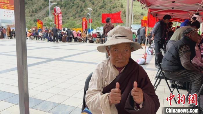 西藏自治區(qū)昌都市左貢縣田妥鎮(zhèn)義診點，藏族奶奶對義診志愿者表示肯定?！〔苄穹?攝