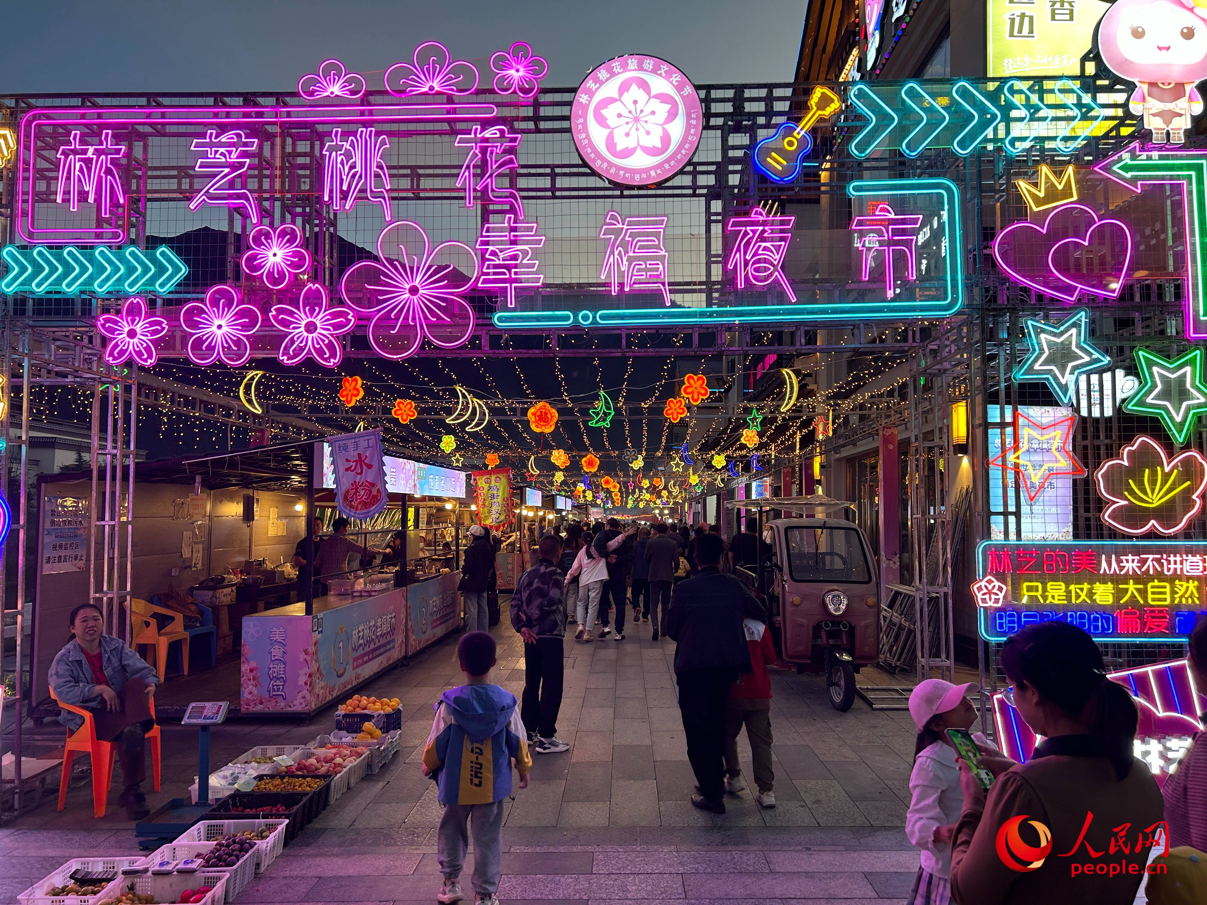 工布公園里的夜市，人來人往。人民網 周靜圓攝