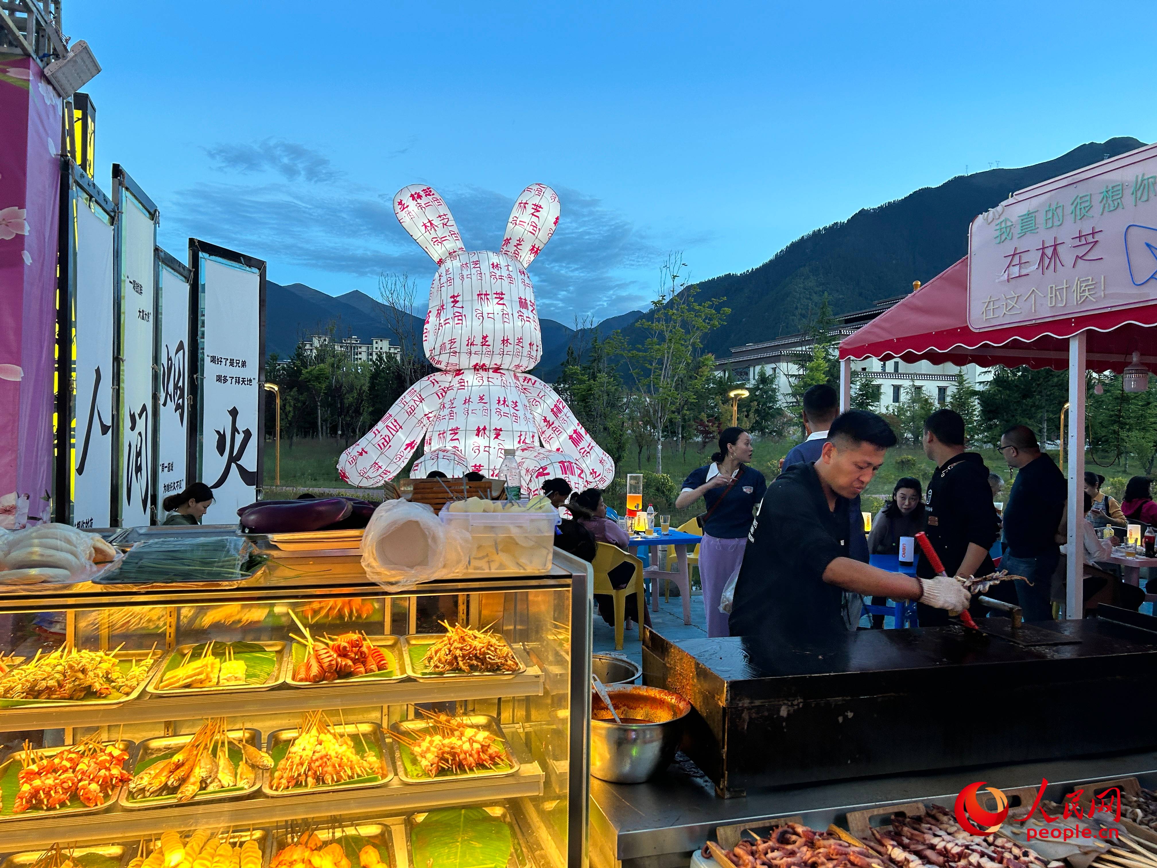 工布公園里的夜市，滿滿“煙火氣”。人民網 周靜圓攝