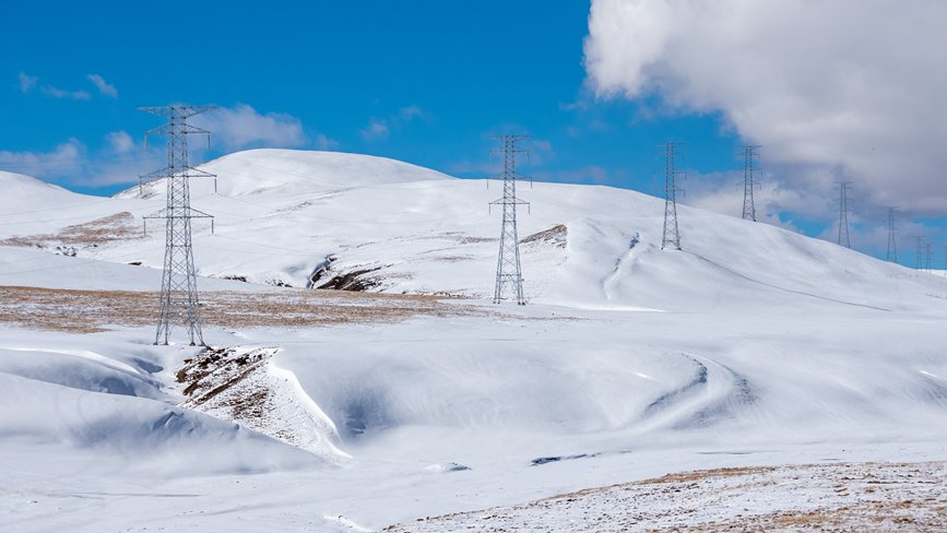 西藏自治區(qū)那曲市冰天雪地里的電網(wǎng)。趙清鵬攝