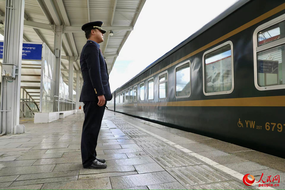即將開(kāi)往上海的列車(chē)。人民網(wǎng)記者 次仁羅布攝