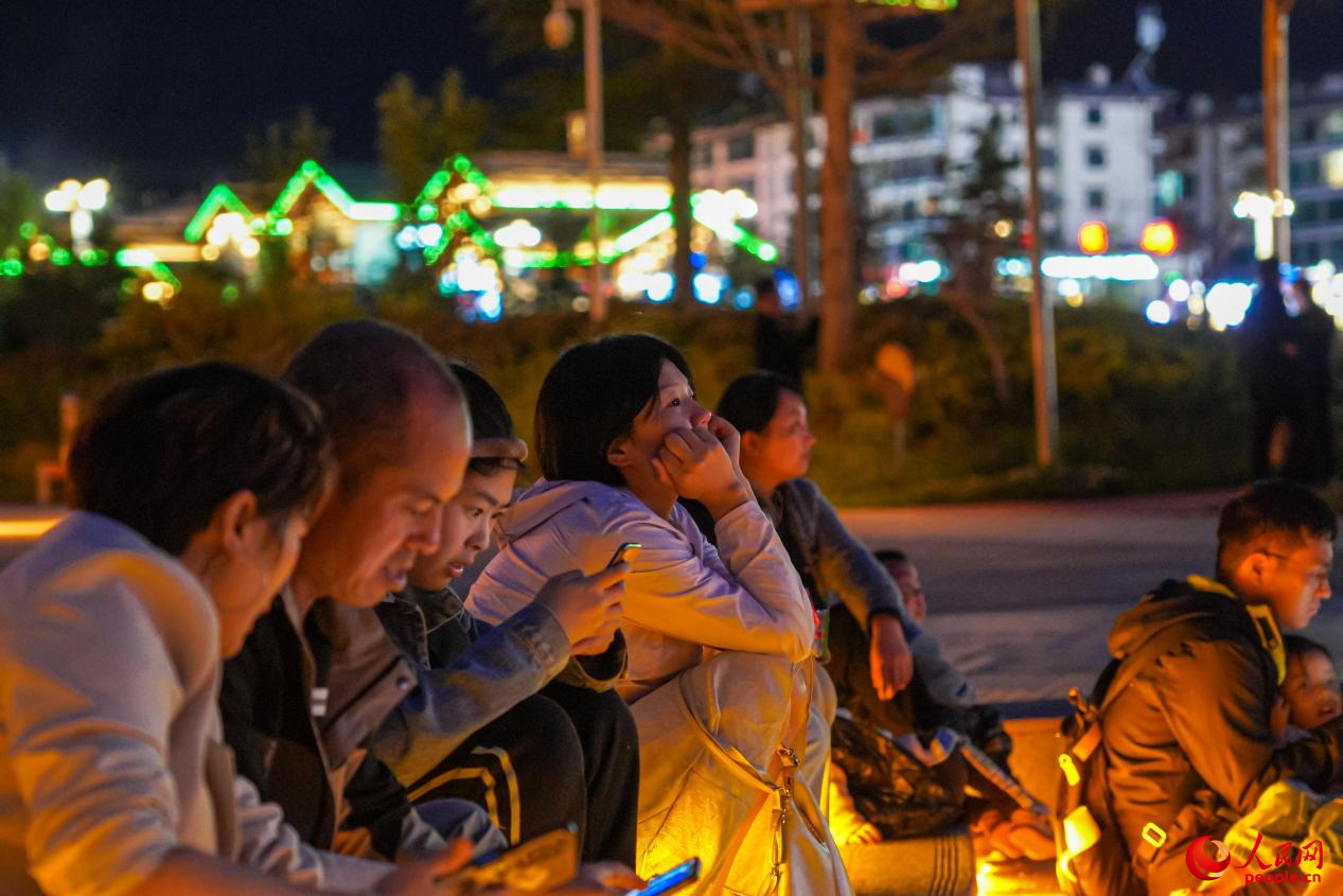市民坐在西藏林芝市民族團(tuán)結(jié)廣場臺階上欣賞音樂噴泉。人民網(wǎng)記者 趙晨攝