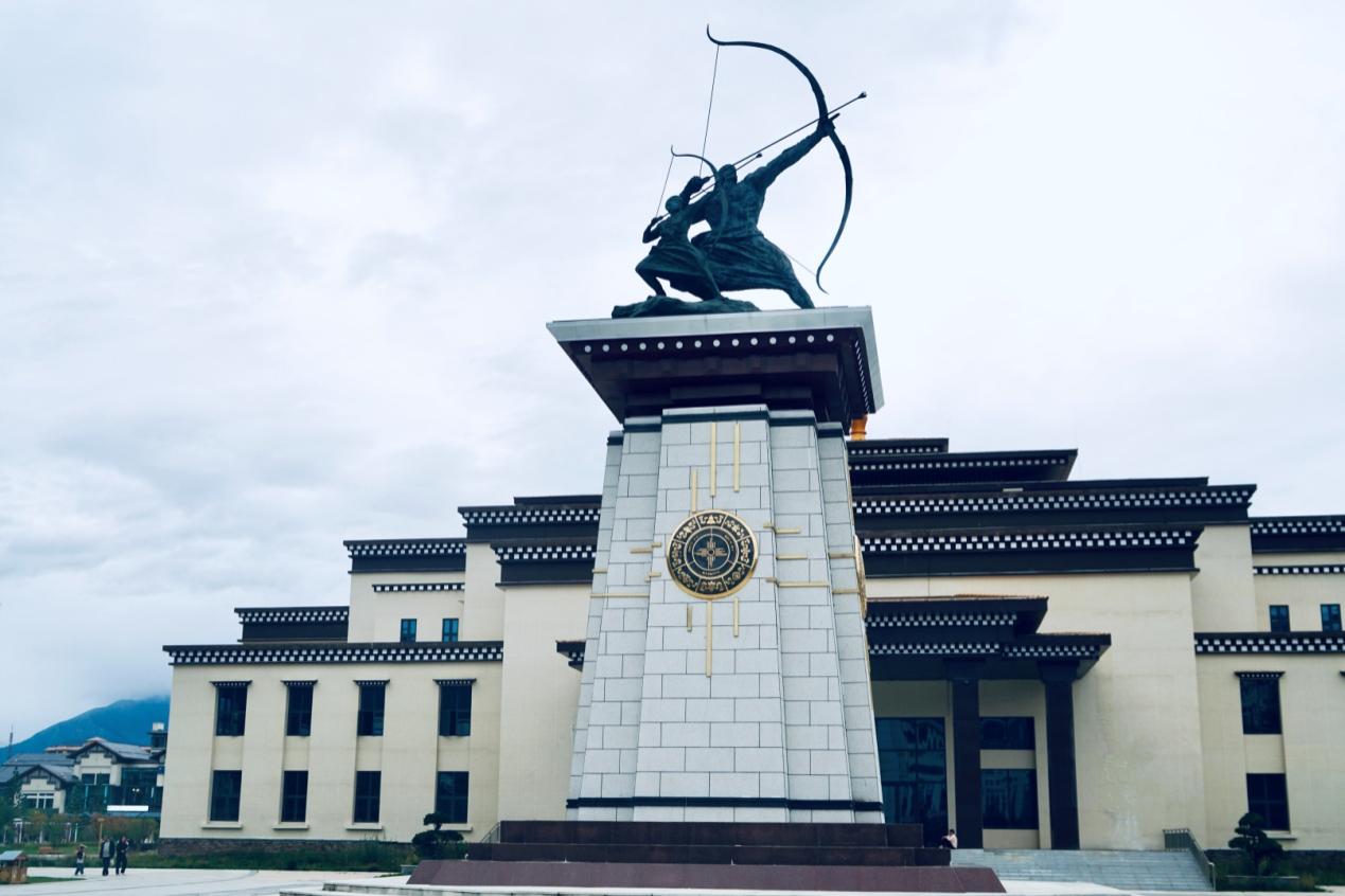 工布公園里的城市地標(biāo)雕塑——畢秀之子。人民網(wǎng)記者 益西康珠攝