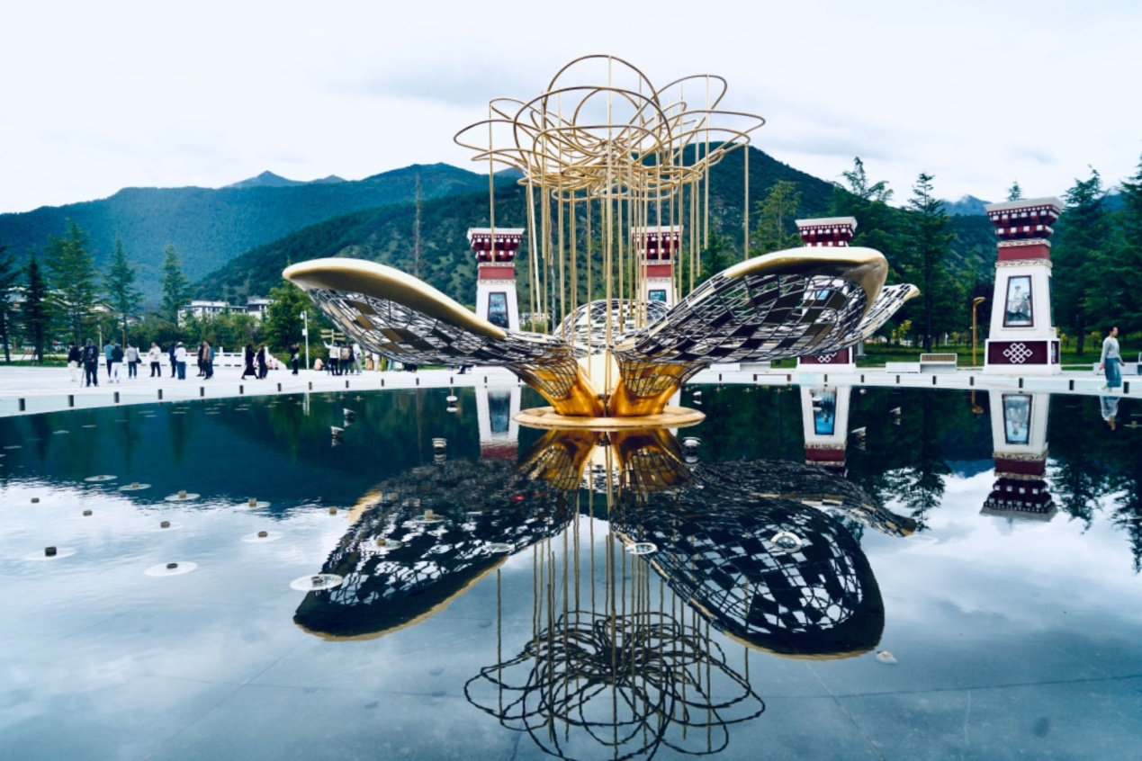 工布公園里的桃花主題雕塑——萬樹桃花。人民網(wǎng)記者 益西康珠攝
