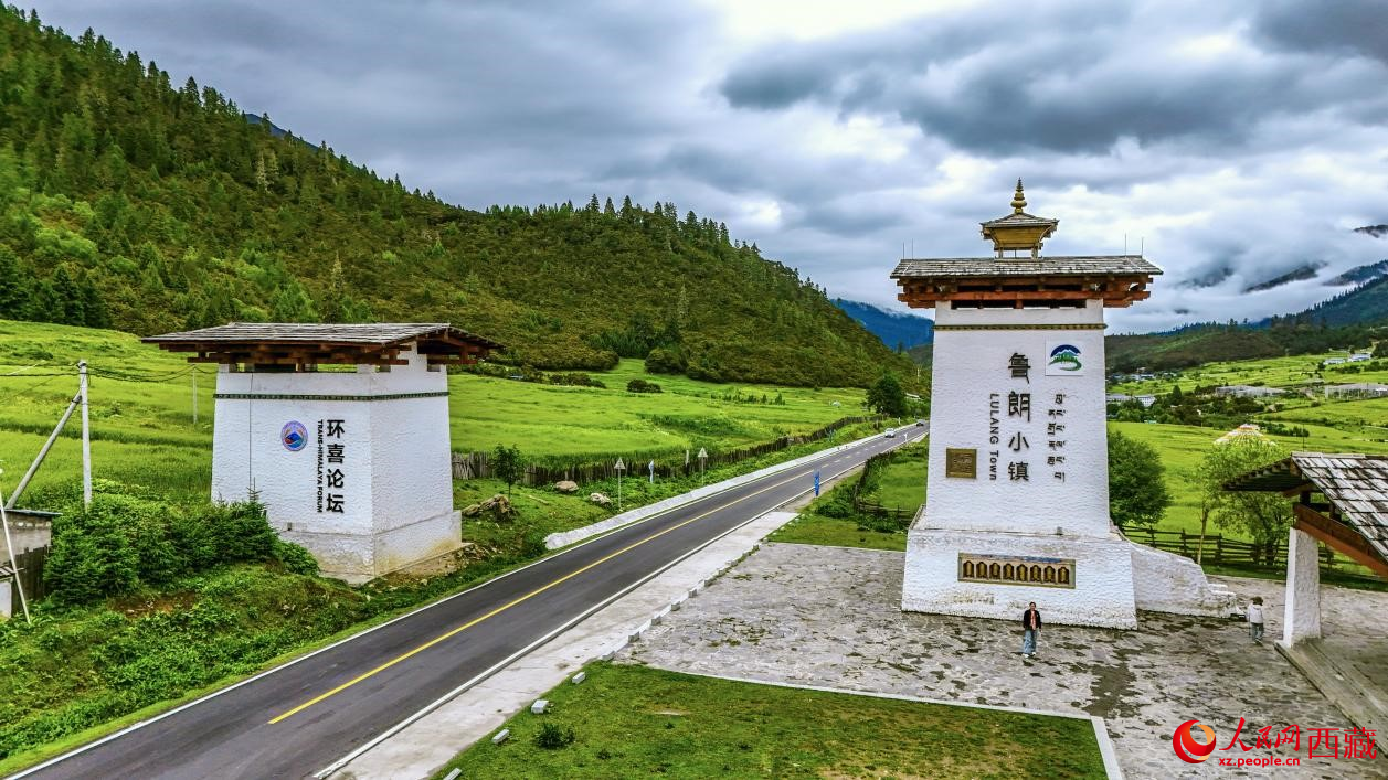 圖為魯朗小鎮(zhèn)一角。人民網(wǎng)記者 次仁羅布攝