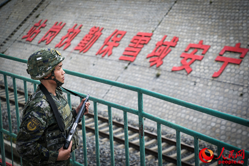 武警西藏總隊(duì)拉薩支隊(duì)執(zhí)勤八大隊(duì)官兵在鐵路旁執(zhí)勤。支翔宇 攝