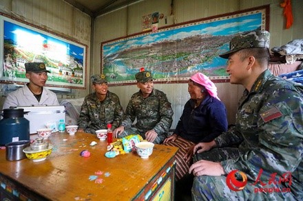 武警西藏總隊(duì)拉薩支隊(duì)執(zhí)勤八大隊(duì)官兵慰問藏族老人。何騰海 攝