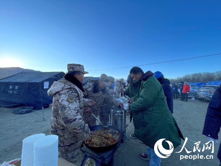 子弟兵為受災(zāi)群眾分發(fā)早餐。人民網(wǎng)記者 郝潔攝