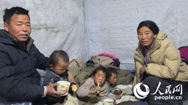森嘎村村民扎西一家五口。人民網(wǎng)記者 吳雨仁攝