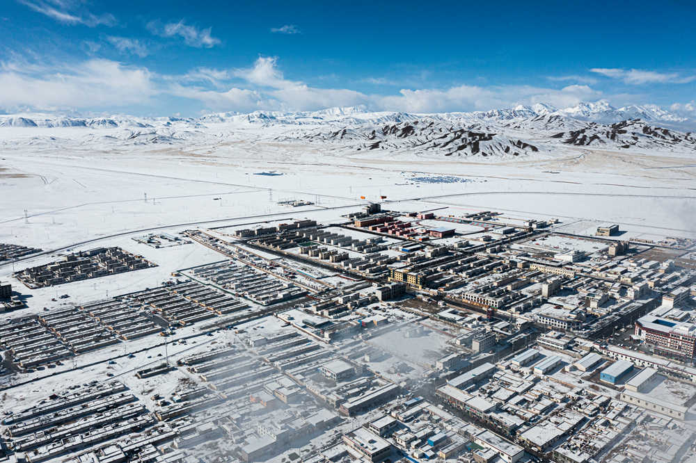 西藏阿里地區(qū)改則縣迎來初雪，銀裝素裹，美如畫卷。