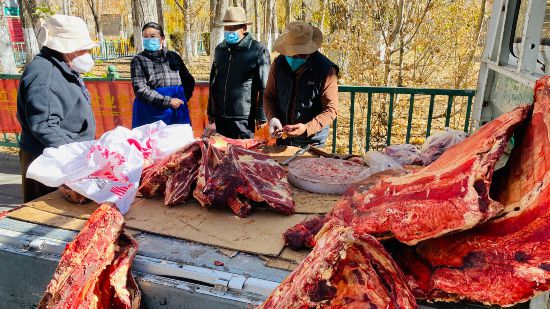 圖為市民正在買牛肉，本報記者 格桑倫珠攝(3737723)-20221201105107(1).jpg