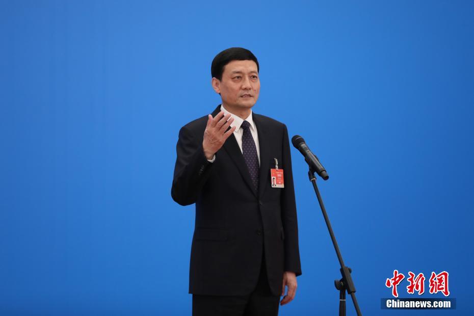 3月8日，第十三屆全國(guó)人民代表大會(huì)第四次會(huì)議舉行第二場(chǎng)“部長(zhǎng)通道”采訪活動(dòng)。圖為中國(guó)工業(yè)和信息化部部長(zhǎng)肖亞慶通過(guò)網(wǎng)絡(luò)視頻方式接受采訪。 <a target='_blank' ><p  align=