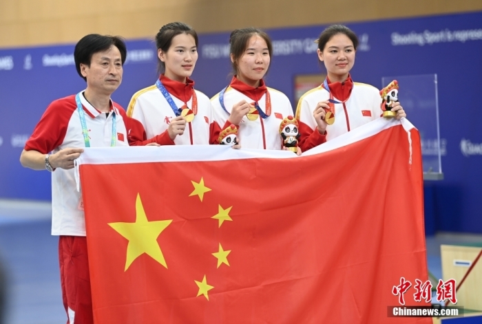 8月1日，第31屆世界大學(xué)生夏季運(yùn)動(dòng)會(huì)女子25米手槍團(tuán)體決賽在四川成都舉行，中國(guó)隊(duì)獲得冠軍。圖為中國(guó)隊(duì)選手熊亞瑄(左二)、林雅茜(右二)、王珂怡(右一)等站在領(lǐng)獎(jiǎng)臺(tái)上合影。<a target='_blank' href='/'><p  align=