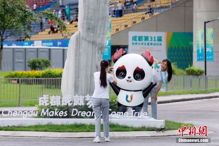 志愿者在比賽場館外與吉祥物景觀合影。<a target='_blank' href='/'><p  align=